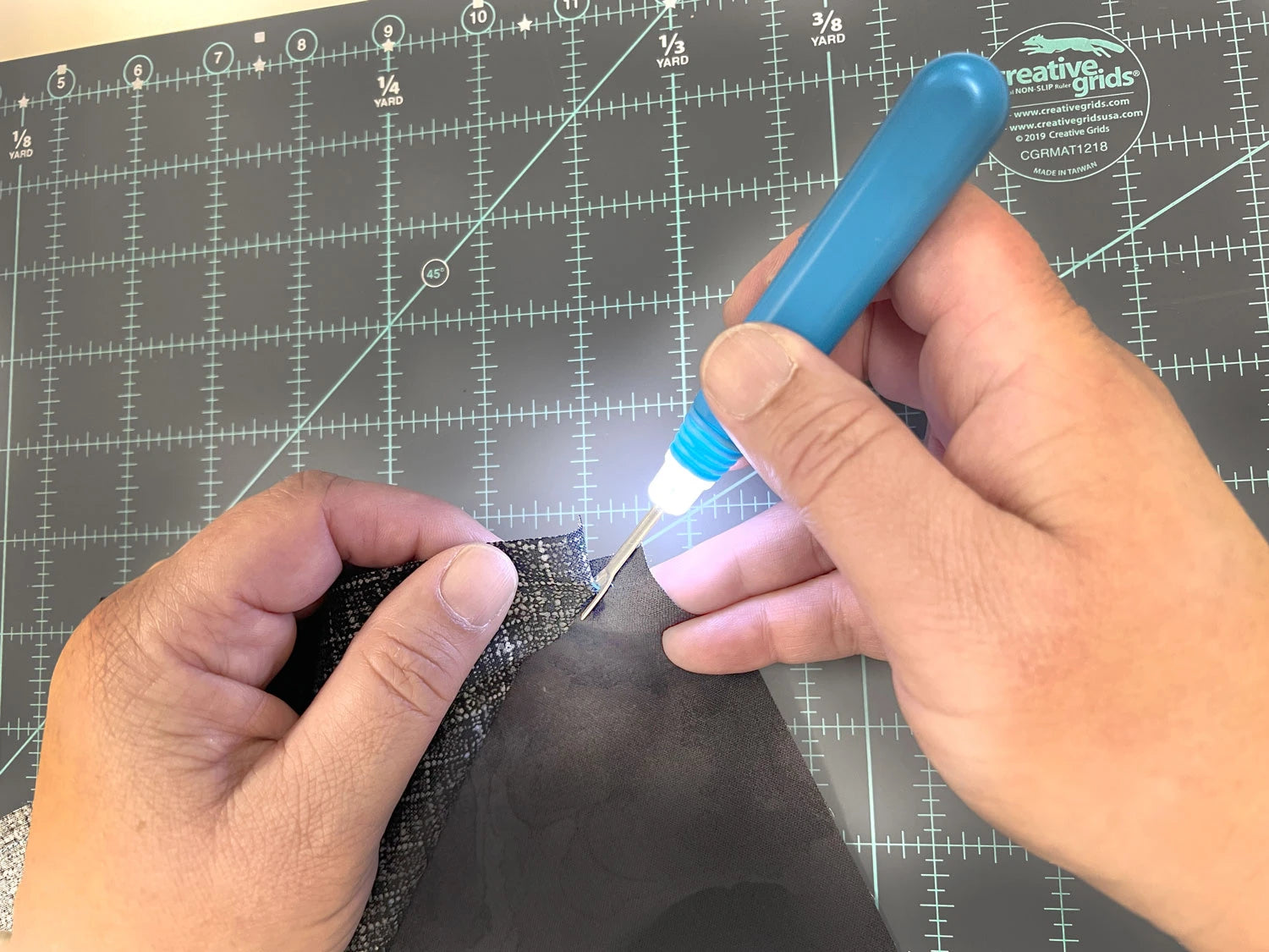LIGHTED SEAM RIPPER